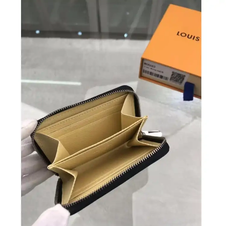 LV 19B570090 Bags 0707